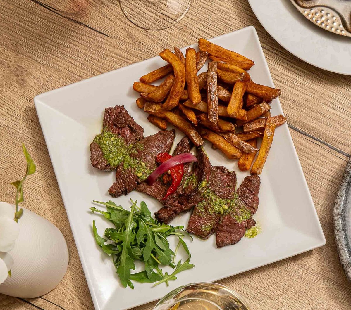 Tagliata de bœuf Angus, frites maison et roquette, servie à la Brasserie Stanislas à Nancy