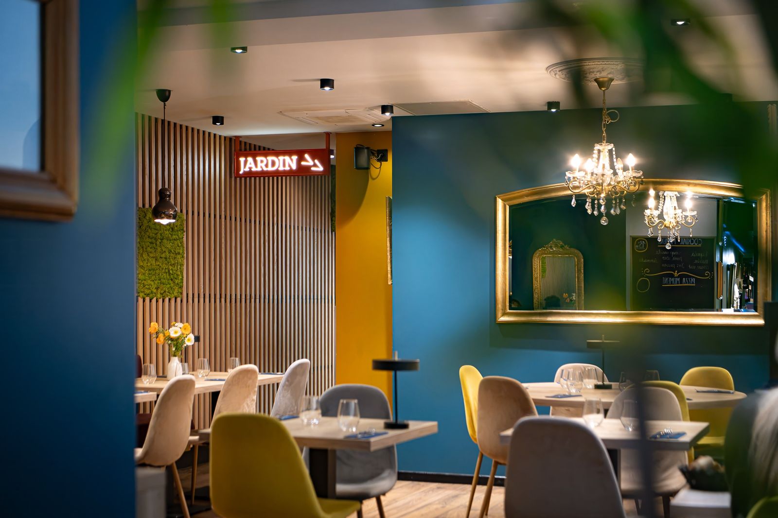 Salle de la Brasserie Stanislas à Nancy : lattes de bois clair, mur bleu profond et miroir doré